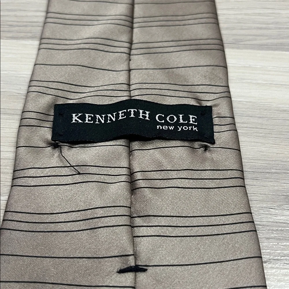 Kenneth Cole New York Men’s Classic Tan Black Striped Tie 100% Silk Office Wear